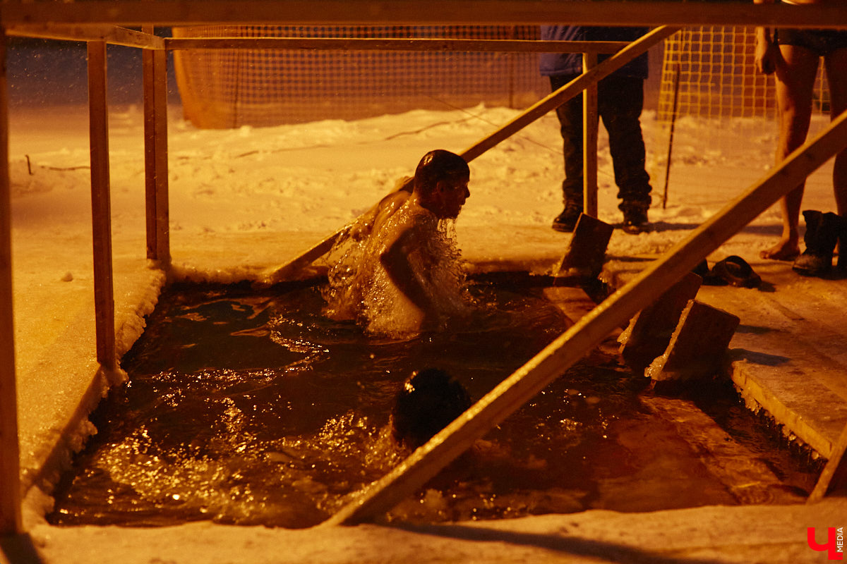 Во Владимирской области в крещенскую ночь к иордани пришли 4700 человек, а окунулись более 3000 из них. И это меньше, чем годом ранее. Всему виной плохая погода. Вчера вечером в регионе разыгралась сильная метель, но даже она не отбила желание у верующих нырнуть в ледяную воду. Смотрите на этих смельчаков в нашем фоторепортаже.