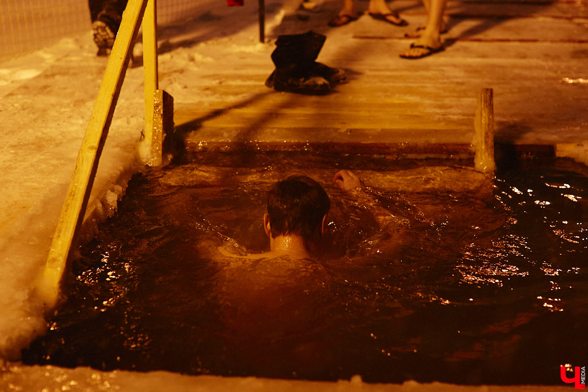 Во Владимирской области в крещенскую ночь к иордани пришли 4700 человек, а окунулись более 3000 из них. И это меньше, чем годом ранее. Всему виной плохая погода. Вчера вечером в регионе разыгралась сильная метель, но даже она не отбила желание у верующих нырнуть в ледяную воду. Смотрите на этих смельчаков в нашем фоторепортаже.