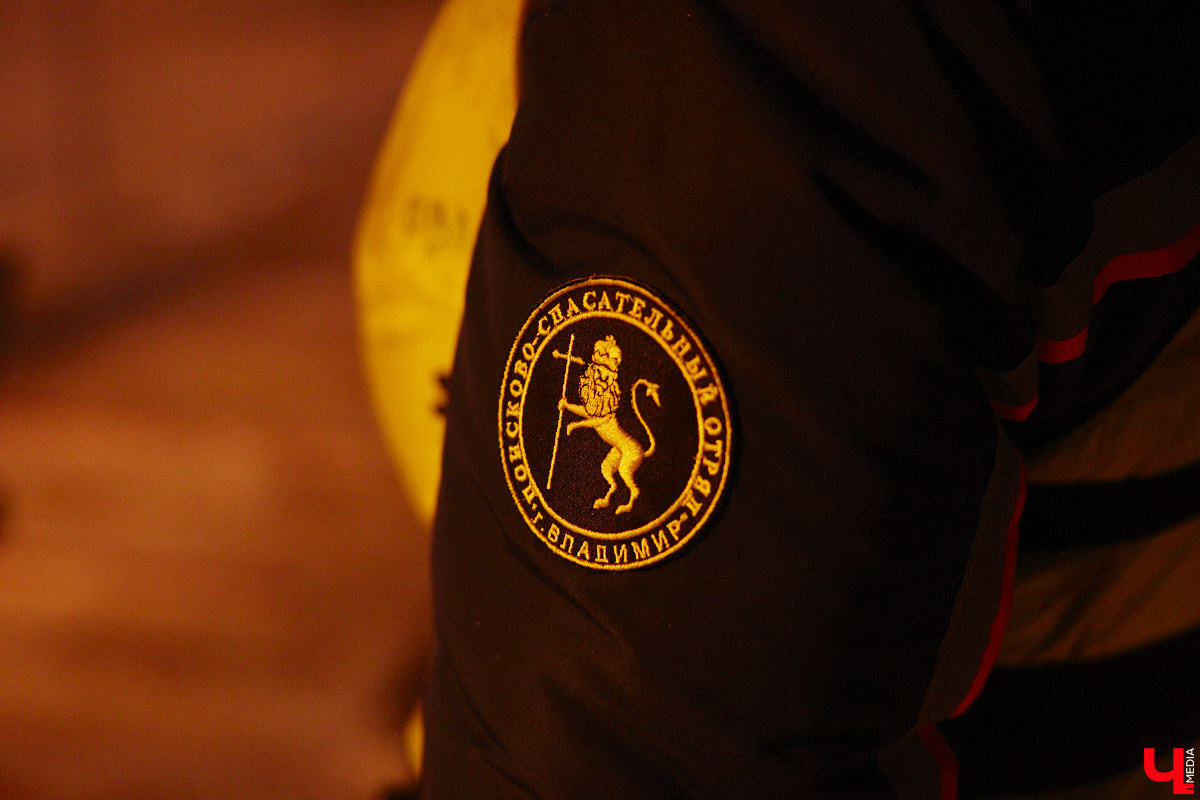 Во Владимирской области в крещенскую ночь к иордани пришли 4700 человек, а окунулись более 3000 из них. И это меньше, чем годом ранее. Всему виной плохая погода. Вчера вечером в регионе разыгралась сильная метель, но даже она не отбила желание у верующих нырнуть в ледяную воду. Смотрите на этих смельчаков в нашем фоторепортаже.