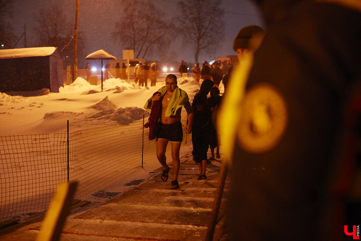 Во Владимирской области в крещенскую ночь к иордани пришли 4700 человек, а окунулись более 3000 из них. И это меньше, чем годом ранее. Всему виной плохая погода. Вчера вечером в регионе разыгралась сильная метель, но даже она не отбила желание у верующих нырнуть в ледяную воду. Смотрите на этих смельчаков в нашем фоторепортаже.