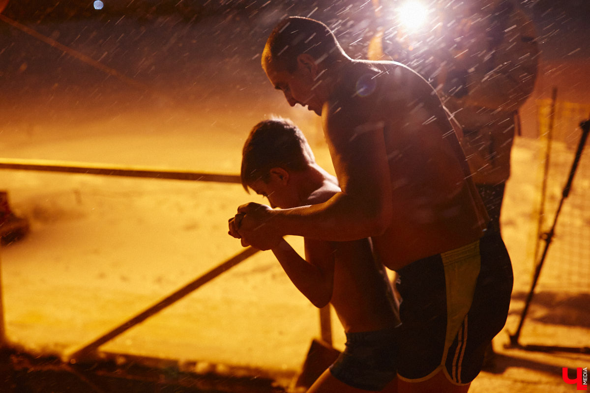 Во Владимирской области в крещенскую ночь к иордани пришли 4700 человек, а окунулись более 3000 из них. И это меньше, чем годом ранее. Всему виной плохая погода. Вчера вечером в регионе разыгралась сильная метель, но даже она не отбила желание у верующих нырнуть в ледяную воду. Смотрите на этих смельчаков в нашем фоторепортаже.