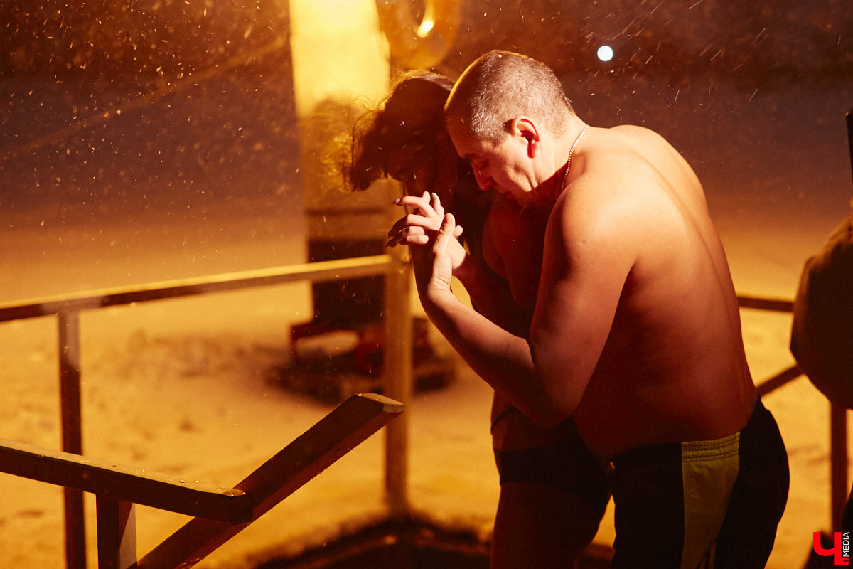 Во Владимирской области в крещенскую ночь к иордани пришли 4700 человек, а окунулись более 3000 из них. И это меньше, чем годом ранее. Всему виной плохая погода. Вчера вечером в регионе разыгралась сильная метель, но даже она не отбила желание у верующих нырнуть в ледяную воду. Смотрите на этих смельчаков в нашем фоторепортаже.