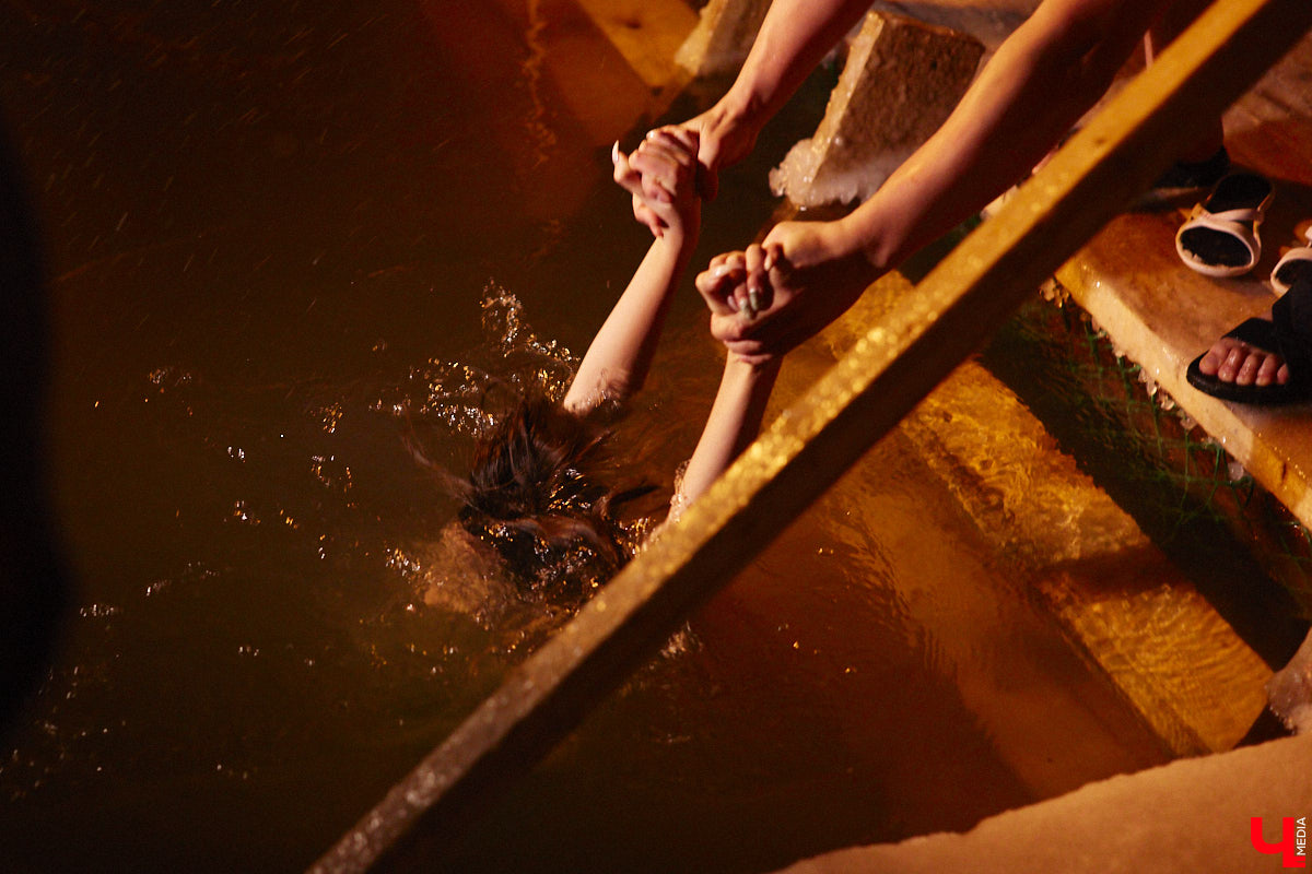 Во Владимирской области в крещенскую ночь к иордани пришли 4700 человек, а окунулись более 3000 из них. И это меньше, чем годом ранее. Всему виной плохая погода. Вчера вечером в регионе разыгралась сильная метель, но даже она не отбила желание у верующих нырнуть в ледяную воду. Смотрите на этих смельчаков в нашем фоторепортаже.