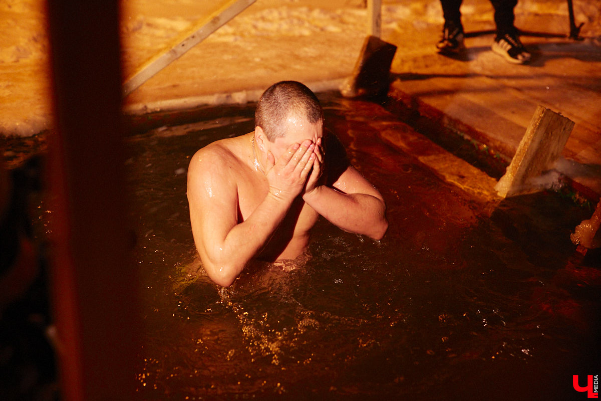 Во Владимирской области в крещенскую ночь к иордани пришли 4700 человек, а окунулись более 3000 из них. И это меньше, чем годом ранее. Всему виной плохая погода. Вчера вечером в регионе разыгралась сильная метель, но даже она не отбила желание у верующих нырнуть в ледяную воду. Смотрите на этих смельчаков в нашем фоторепортаже.