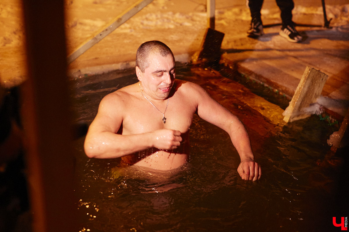 Во Владимирской области в крещенскую ночь к иордани пришли 4700 человек, а окунулись более 3000 из них. И это меньше, чем годом ранее. Всему виной плохая погода. Вчера вечером в регионе разыгралась сильная метель, но даже она не отбила желание у верующих нырнуть в ледяную воду. Смотрите на этих смельчаков в нашем фоторепортаже.