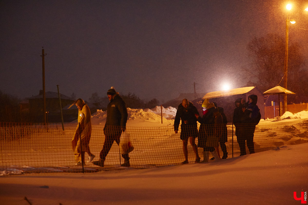 Во Владимирской области в крещенскую ночь к иордани пришли 4700 человек, а окунулись более 3000 из них. И это меньше, чем годом ранее. Всему виной плохая погода. Вчера вечером в регионе разыгралась сильная метель, но даже она не отбила желание у верующих нырнуть в ледяную воду. Смотрите на этих смельчаков в нашем фоторепортаже.