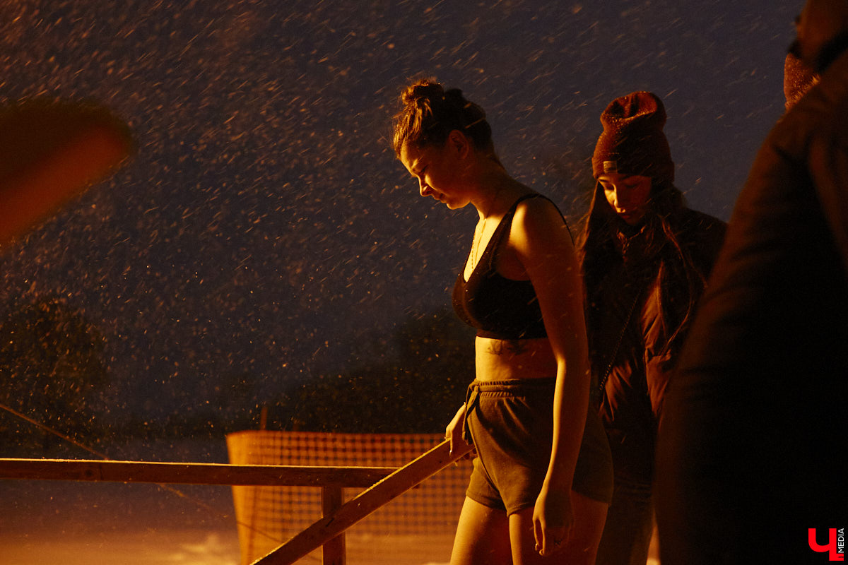 Во Владимирской области в крещенскую ночь к иордани пришли 4700 человек, а окунулись более 3000 из них. И это меньше, чем годом ранее. Всему виной плохая погода. Вчера вечером в регионе разыгралась сильная метель, но даже она не отбила желание у верующих нырнуть в ледяную воду. Смотрите на этих смельчаков в нашем фоторепортаже.