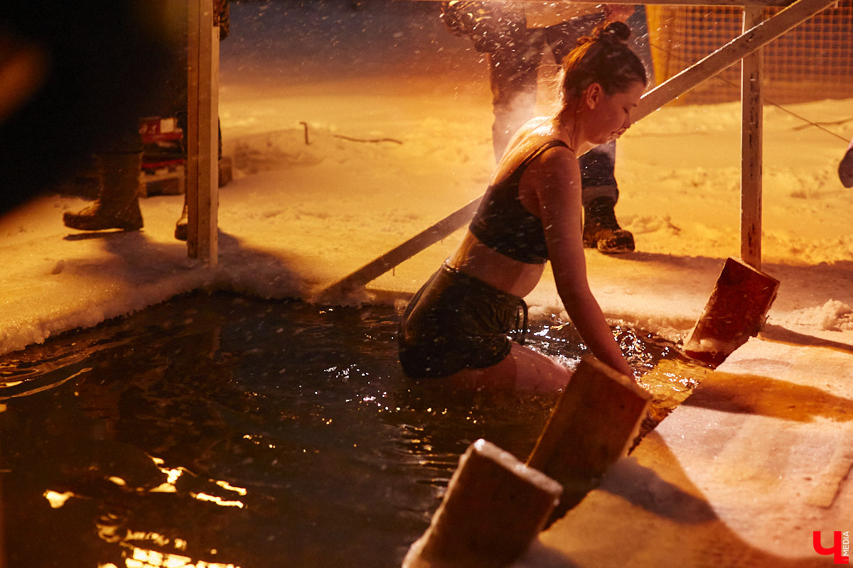 Во Владимирской области в крещенскую ночь к иордани пришли 4700 человек, а окунулись более 3000 из них. И это меньше, чем годом ранее. Всему виной плохая погода. Вчера вечером в регионе разыгралась сильная метель, но даже она не отбила желание у верующих нырнуть в ледяную воду. Смотрите на этих смельчаков в нашем фоторепортаже.