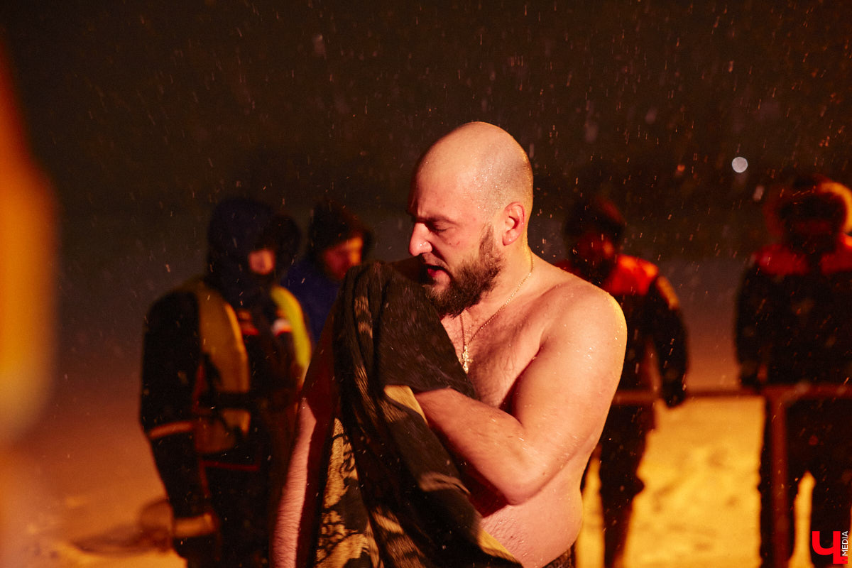 Во Владимирской области в крещенскую ночь к иордани пришли 4700 человек, а окунулись более 3000 из них. И это меньше, чем годом ранее. Всему виной плохая погода. Вчера вечером в регионе разыгралась сильная метель, но даже она не отбила желание у верующих нырнуть в ледяную воду. Смотрите на этих смельчаков в нашем фоторепортаже.