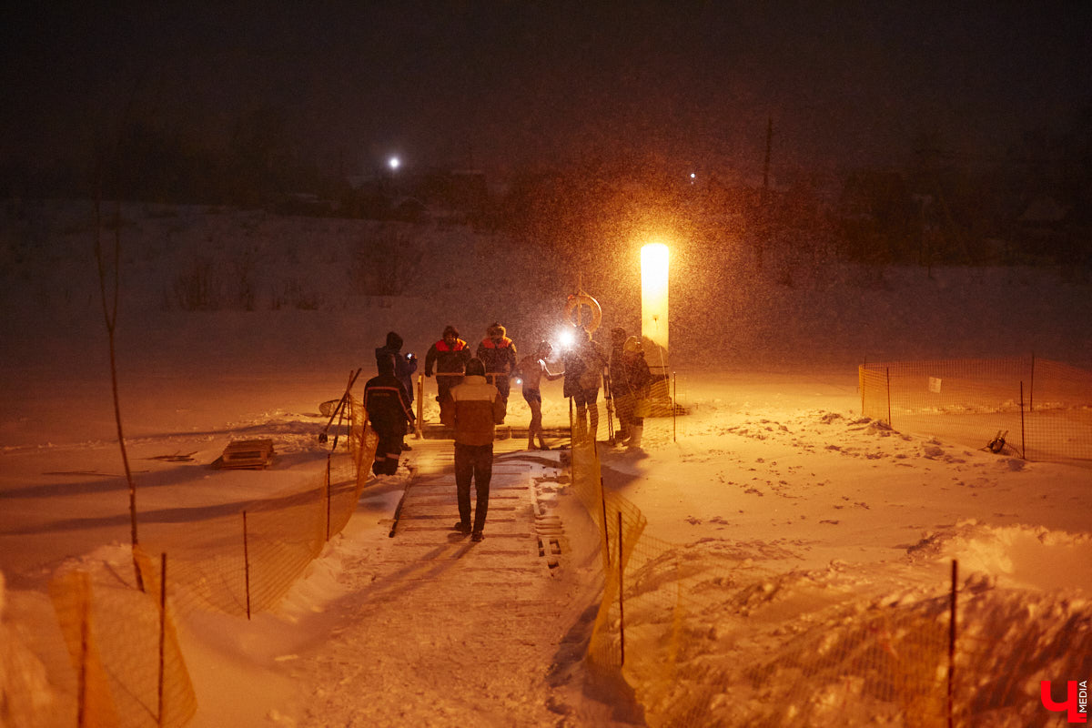 Во Владимирской области в крещенскую ночь к иордани пришли 4700 человек, а окунулись более 3000 из них. И это меньше, чем годом ранее. Всему виной плохая погода. Вчера вечером в регионе разыгралась сильная метель, но даже она не отбила желание у верующих нырнуть в ледяную воду. Смотрите на этих смельчаков в нашем фоторепортаже.