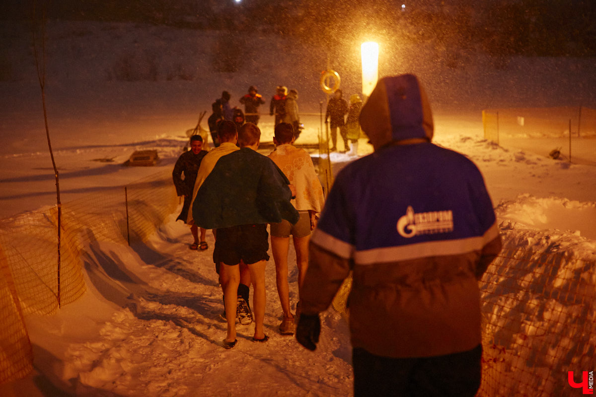 Во Владимирской области в крещенскую ночь к иордани пришли 4700 человек, а окунулись более 3000 из них. И это меньше, чем годом ранее. Всему виной плохая погода. Вчера вечером в регионе разыгралась сильная метель, но даже она не отбила желание у верующих нырнуть в ледяную воду. Смотрите на этих смельчаков в нашем фоторепортаже.