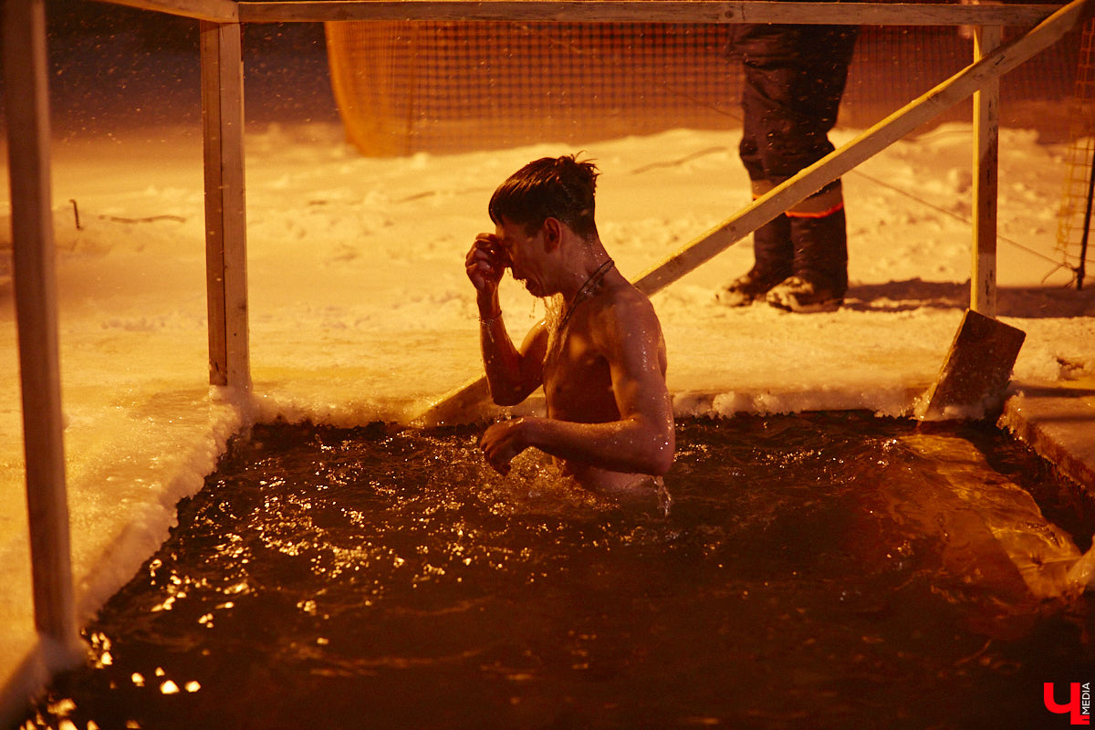 Во Владимирской области в крещенскую ночь к иордани пришли 4700 человек, а окунулись более 3000 из них. И это меньше, чем годом ранее. Всему виной плохая погода. Вчера вечером в регионе разыгралась сильная метель, но даже она не отбила желание у верующих нырнуть в ледяную воду. Смотрите на этих смельчаков в нашем фоторепортаже.