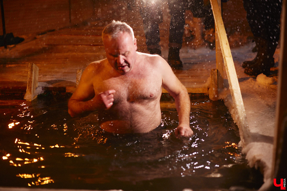 Во Владимирской области в крещенскую ночь к иордани пришли 4700 человек, а окунулись более 3000 из них. И это меньше, чем годом ранее. Всему виной плохая погода. Вчера вечером в регионе разыгралась сильная метель, но даже она не отбила желание у верующих нырнуть в ледяную воду. Смотрите на этих смельчаков в нашем фоторепортаже.