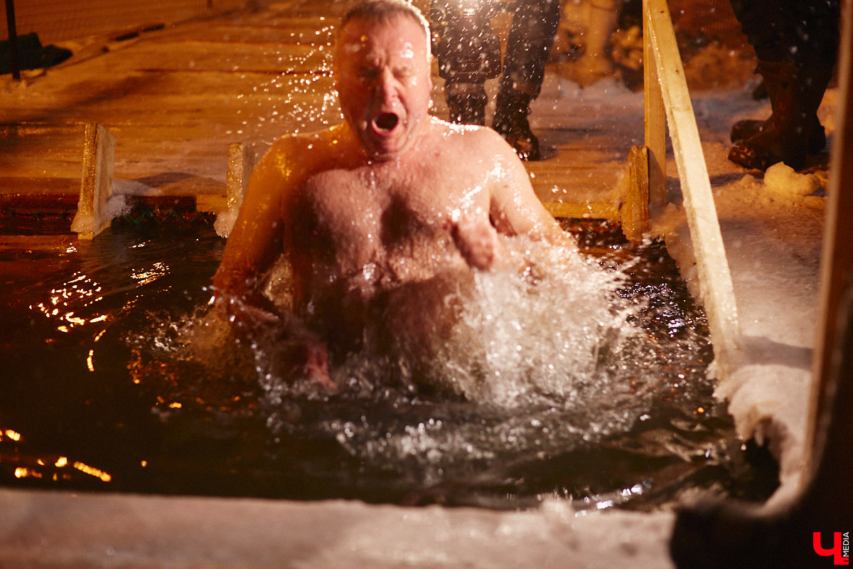 Во Владимирской области в крещенскую ночь к иордани пришли 4700 человек, а окунулись более 3000 из них. И это меньше, чем годом ранее. Всему виной плохая погода. Вчера вечером в регионе разыгралась сильная метель, но даже она не отбила желание у верующих нырнуть в ледяную воду. Смотрите на этих смельчаков в нашем фоторепортаже.