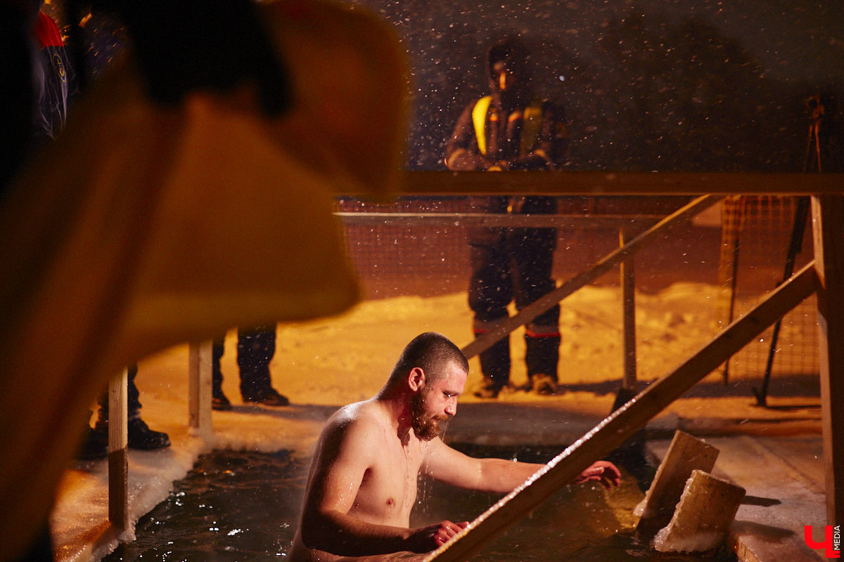 Во Владимирской области в крещенскую ночь к иордани пришли 4700 человек, а окунулись более 3000 из них. И это меньше, чем годом ранее. Всему виной плохая погода. Вчера вечером в регионе разыгралась сильная метель, но даже она не отбила желание у верующих нырнуть в ледяную воду. Смотрите на этих смельчаков в нашем фоторепортаже.