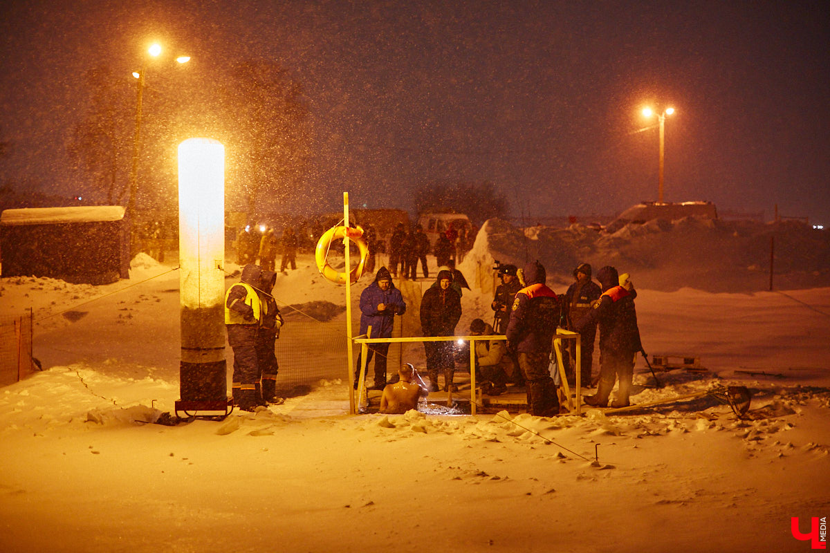 Во Владимирской области в крещенскую ночь к иордани пришли 4700 человек, а окунулись более 3000 из них. И это меньше, чем годом ранее. Всему виной плохая погода. Вчера вечером в регионе разыгралась сильная метель, но даже она не отбила желание у верующих нырнуть в ледяную воду. Смотрите на этих смельчаков в нашем фоторепортаже.