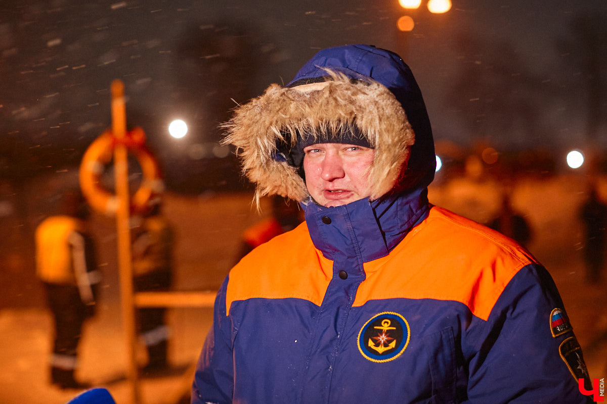 Во Владимирской области в крещенскую ночь к иордани пришли 4700 человек, а окунулись более 3000 из них. И это меньше, чем годом ранее. Всему виной плохая погода. Вчера вечером в регионе разыгралась сильная метель, но даже она не отбила желание у верующих нырнуть в ледяную воду. Смотрите на этих смельчаков в нашем фоторепортаже.