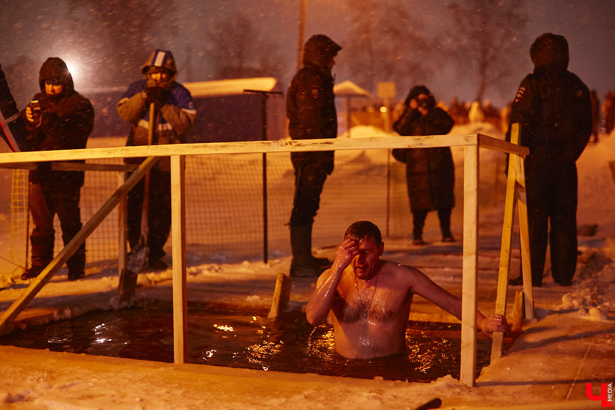 Во Владимирской области в крещенскую ночь к иордани пришли 4700 человек, а окунулись более 3000 из них. И это меньше, чем годом ранее. Всему виной плохая погода. Вчера вечером в регионе разыгралась сильная метель, но даже она не отбила желание у верующих нырнуть в ледяную воду. Смотрите на этих смельчаков в нашем фоторепортаже.
