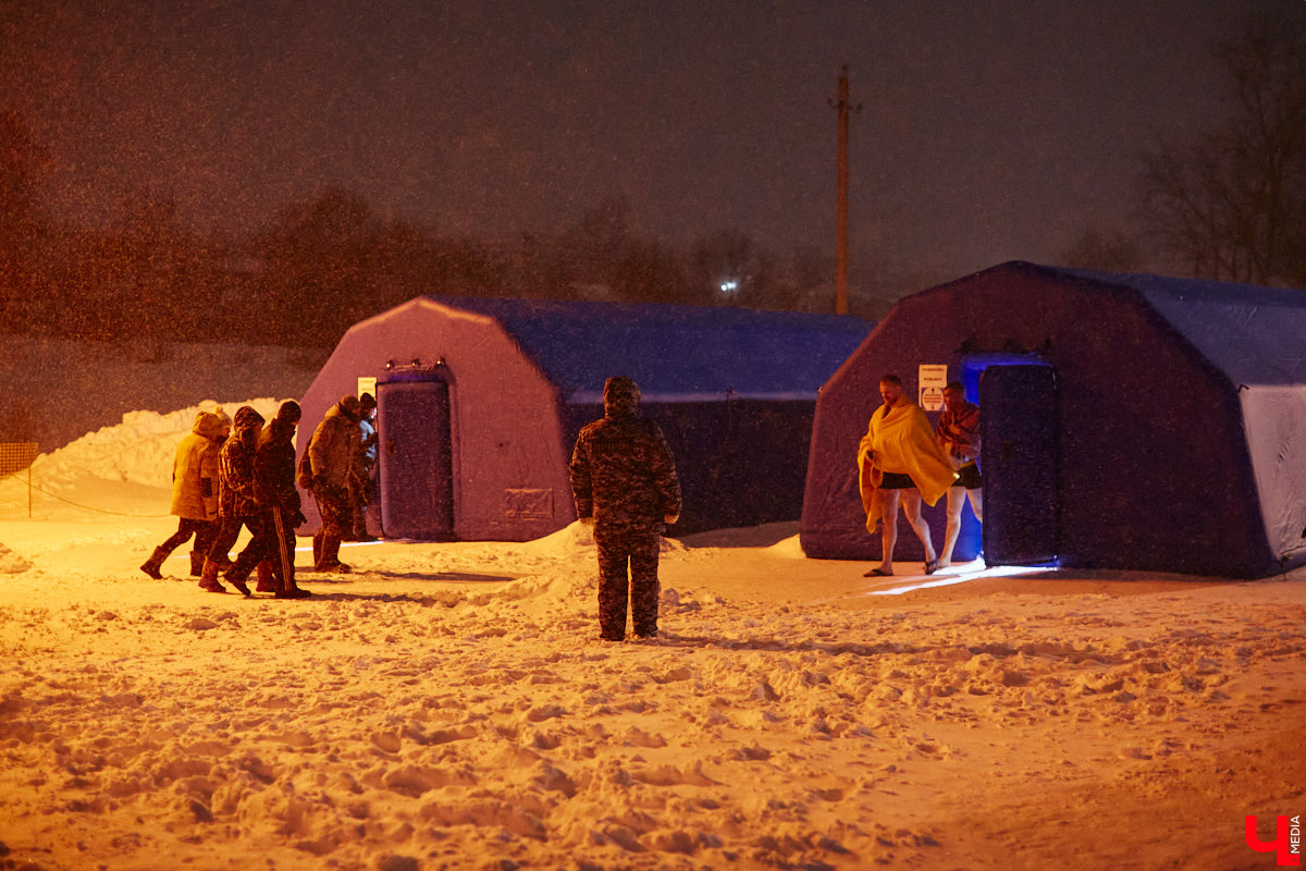Во Владимирской области в крещенскую ночь к иордани пришли 4700 человек, а окунулись более 3000 из них. И это меньше, чем годом ранее. Всему виной плохая погода. Вчера вечером в регионе разыгралась сильная метель, но даже она не отбила желание у верующих нырнуть в ледяную воду. Смотрите на этих смельчаков в нашем фоторепортаже.