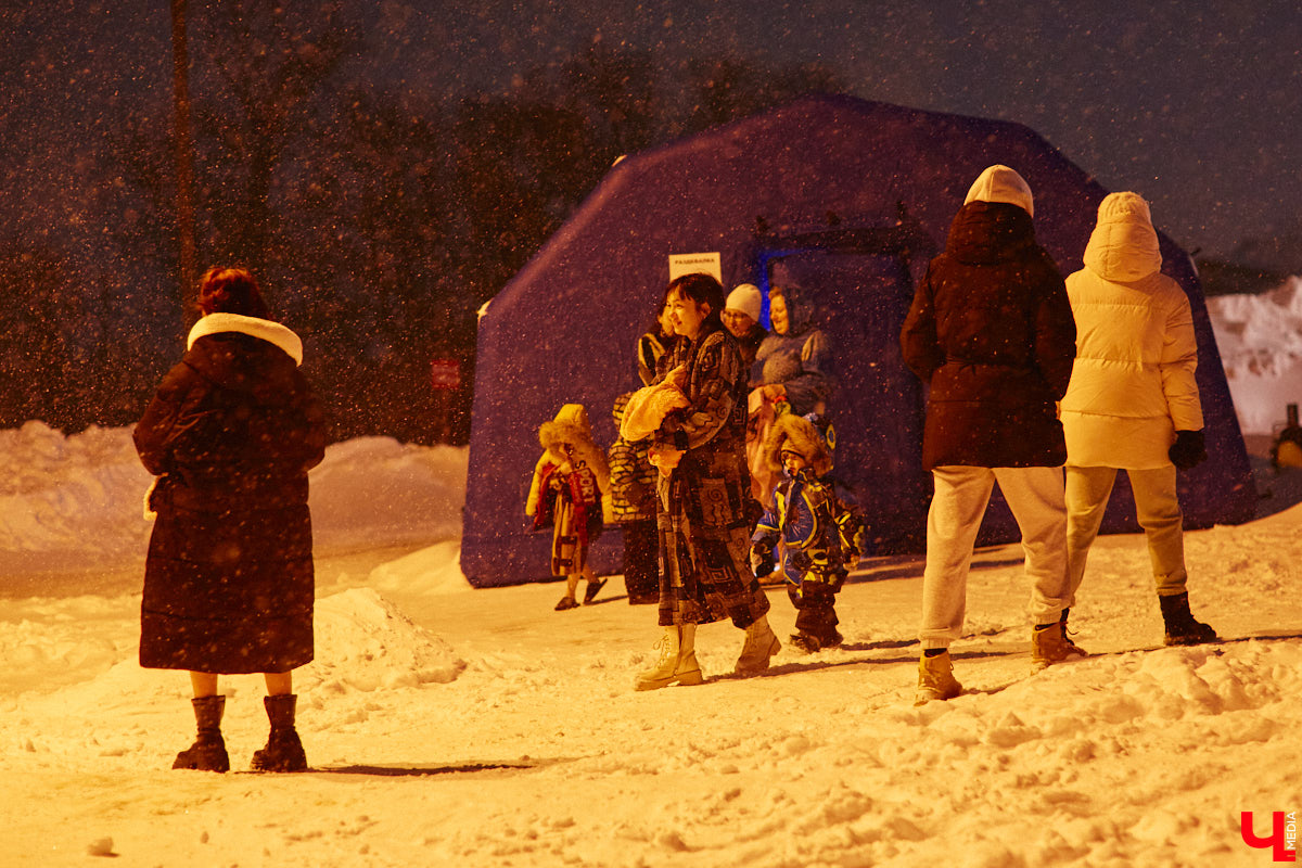 Во Владимирской области в крещенскую ночь к иордани пришли 4700 человек, а окунулись более 3000 из них. И это меньше, чем годом ранее. Всему виной плохая погода. Вчера вечером в регионе разыгралась сильная метель, но даже она не отбила желание у верующих нырнуть в ледяную воду. Смотрите на этих смельчаков в нашем фоторепортаже.