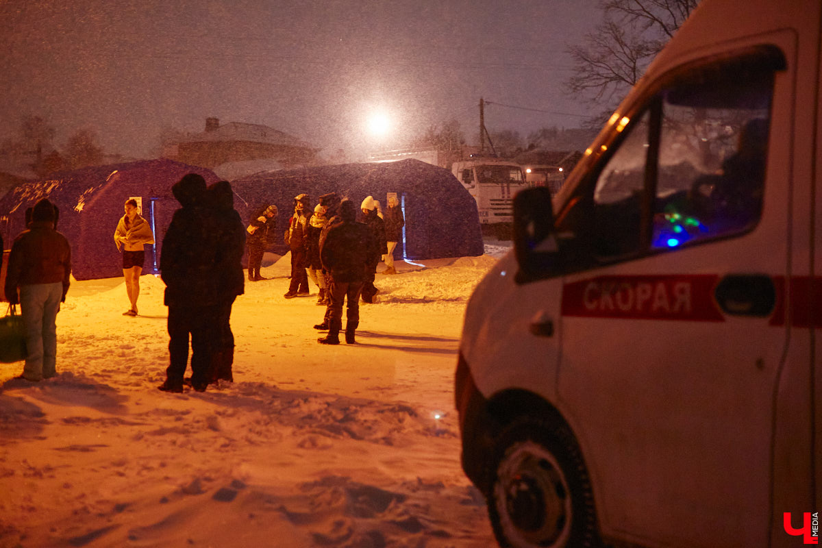 Во Владимирской области в крещенскую ночь к иордани пришли 4700 человек, а окунулись более 3000 из них. И это меньше, чем годом ранее. Всему виной плохая погода. Вчера вечером в регионе разыгралась сильная метель, но даже она не отбила желание у верующих нырнуть в ледяную воду. Смотрите на этих смельчаков в нашем фоторепортаже.