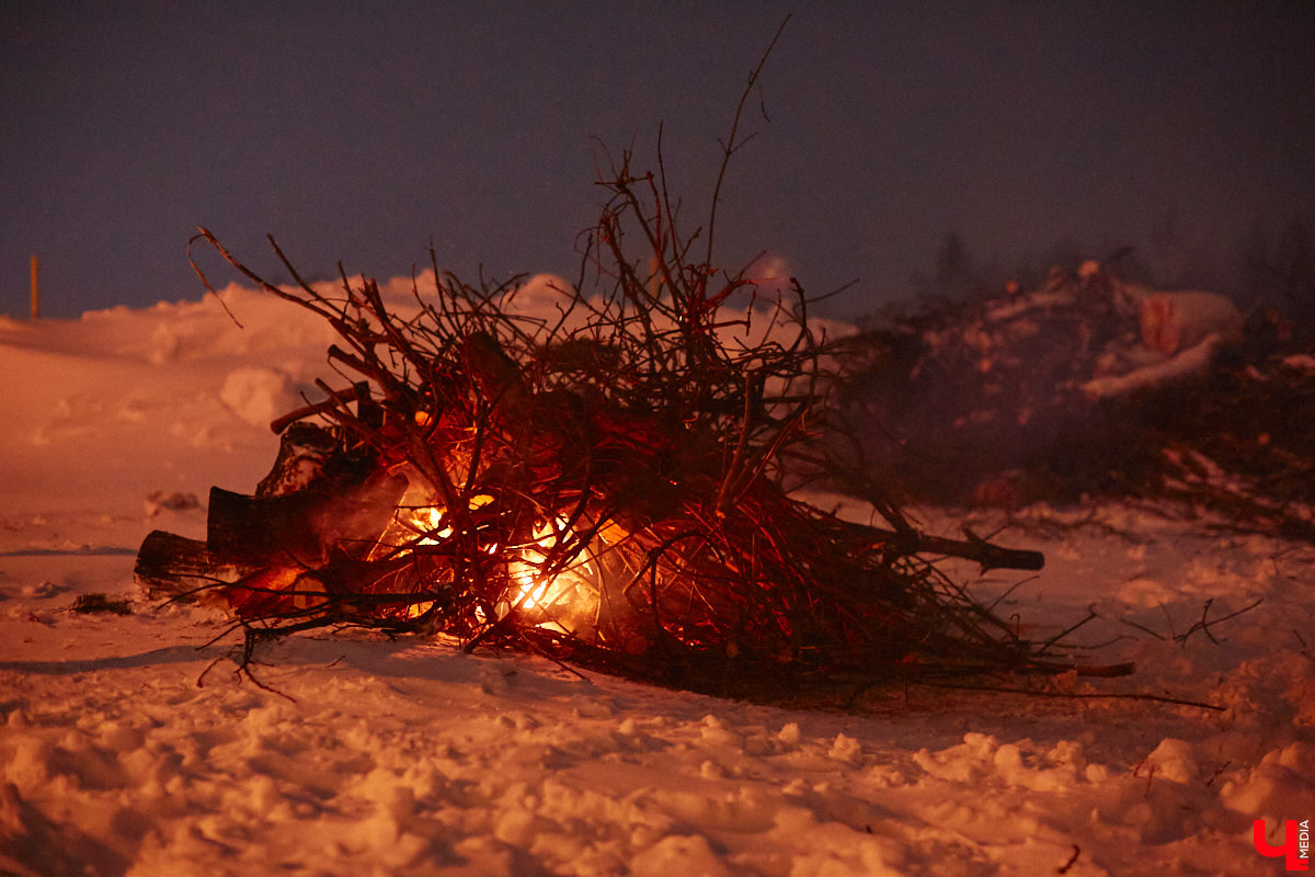 Во Владимирской области в крещенскую ночь к иордани пришли 4700 человек, а окунулись более 3000 из них. И это меньше, чем годом ранее. Всему виной плохая погода. Вчера вечером в регионе разыгралась сильная метель, но даже она не отбила желание у верующих нырнуть в ледяную воду. Смотрите на этих смельчаков в нашем фоторепортаже.