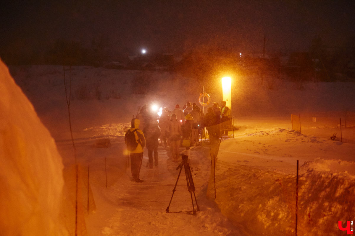 Во Владимирской области в крещенскую ночь к иордани пришли 4700 человек, а окунулись более 3000 из них. И это меньше, чем годом ранее. Всему виной плохая погода. Вчера вечером в регионе разыгралась сильная метель, но даже она не отбила желание у верующих нырнуть в ледяную воду. Смотрите на этих смельчаков в нашем фоторепортаже.