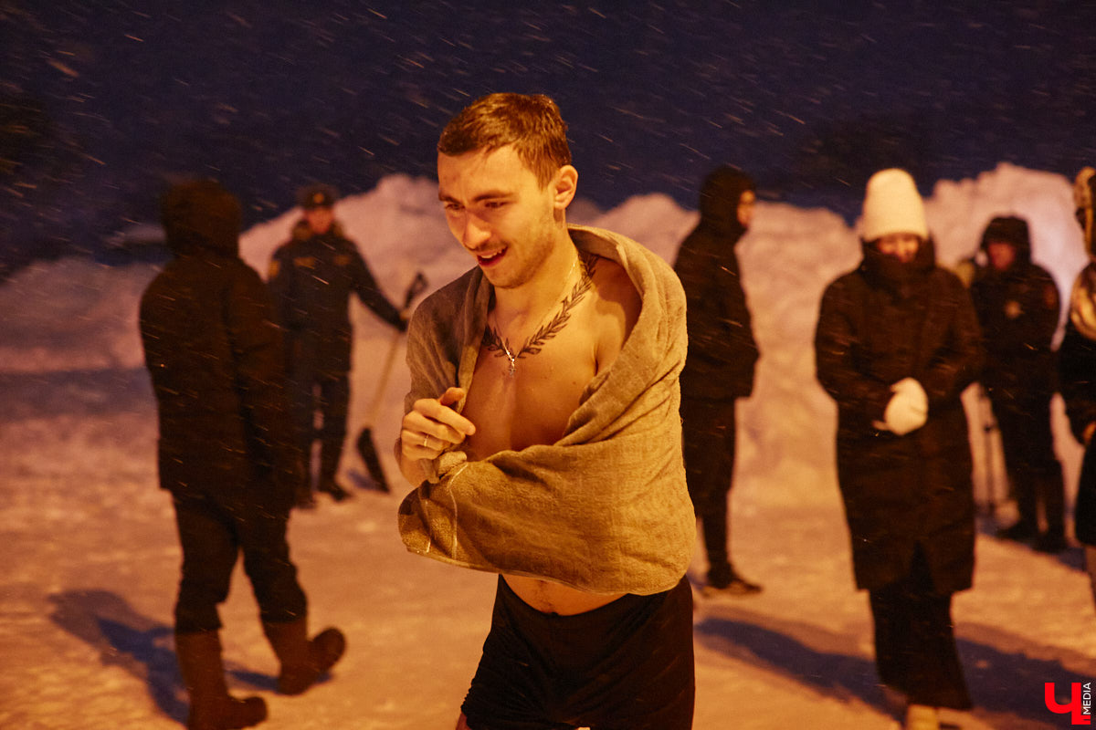 Во Владимирской области в крещенскую ночь к иордани пришли 4700 человек, а окунулись более 3000 из них. И это меньше, чем годом ранее. Всему виной плохая погода. Вчера вечером в регионе разыгралась сильная метель, но даже она не отбила желание у верующих нырнуть в ледяную воду. Смотрите на этих смельчаков в нашем фоторепортаже.