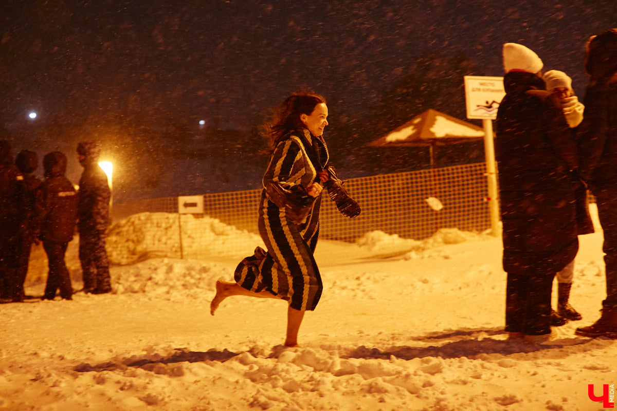 Во Владимирской области в крещенскую ночь к иордани пришли 4700 человек, а окунулись более 3000 из них. И это меньше, чем годом ранее. Всему виной плохая погода. Вчера вечером в регионе разыгралась сильная метель, но даже она не отбила желание у верующих нырнуть в ледяную воду. Смотрите на этих смельчаков в нашем фоторепортаже.