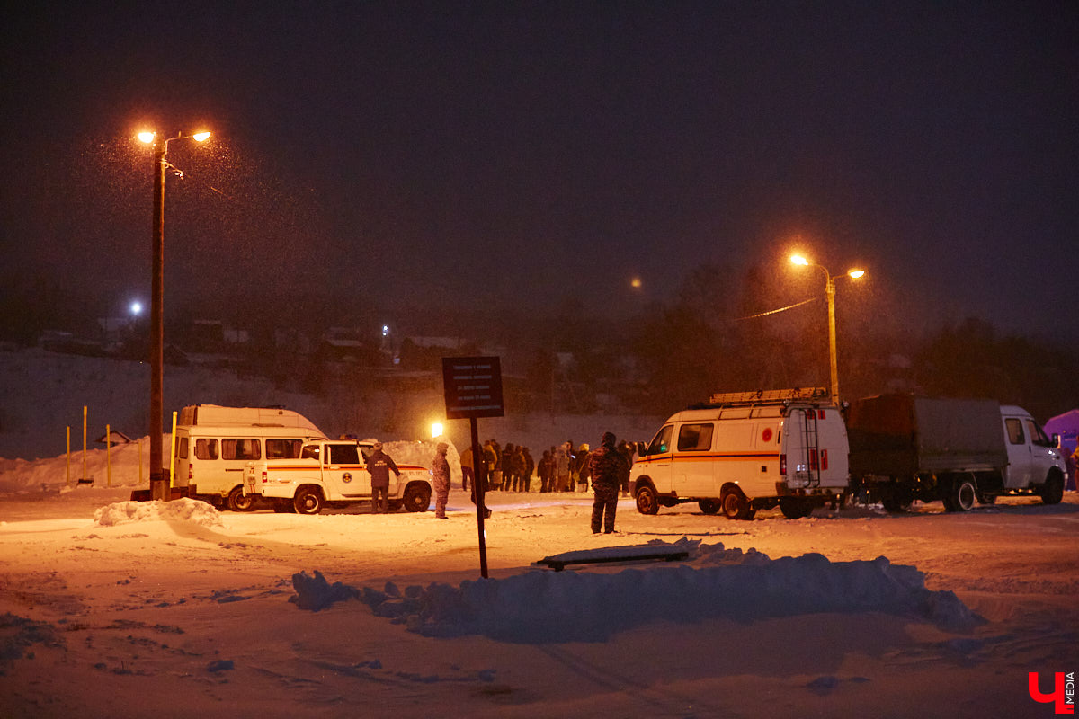 Во Владимирской области в крещенскую ночь к иордани пришли 4700 человек, а окунулись более 3000 из них. И это меньше, чем годом ранее. Всему виной плохая погода. Вчера вечером в регионе разыгралась сильная метель, но даже она не отбила желание у верующих нырнуть в ледяную воду. Смотрите на этих смельчаков в нашем фоторепортаже.