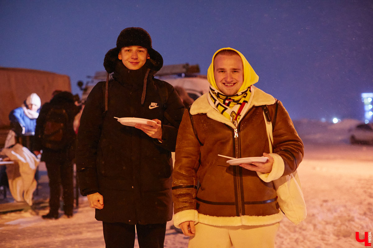 Во Владимирской области в крещенскую ночь к иордани пришли 4700 человек, а окунулись более 3000 из них. И это меньше, чем годом ранее. Всему виной плохая погода. Вчера вечером в регионе разыгралась сильная метель, но даже она не отбила желание у верующих нырнуть в ледяную воду. Смотрите на этих смельчаков в нашем фоторепортаже.