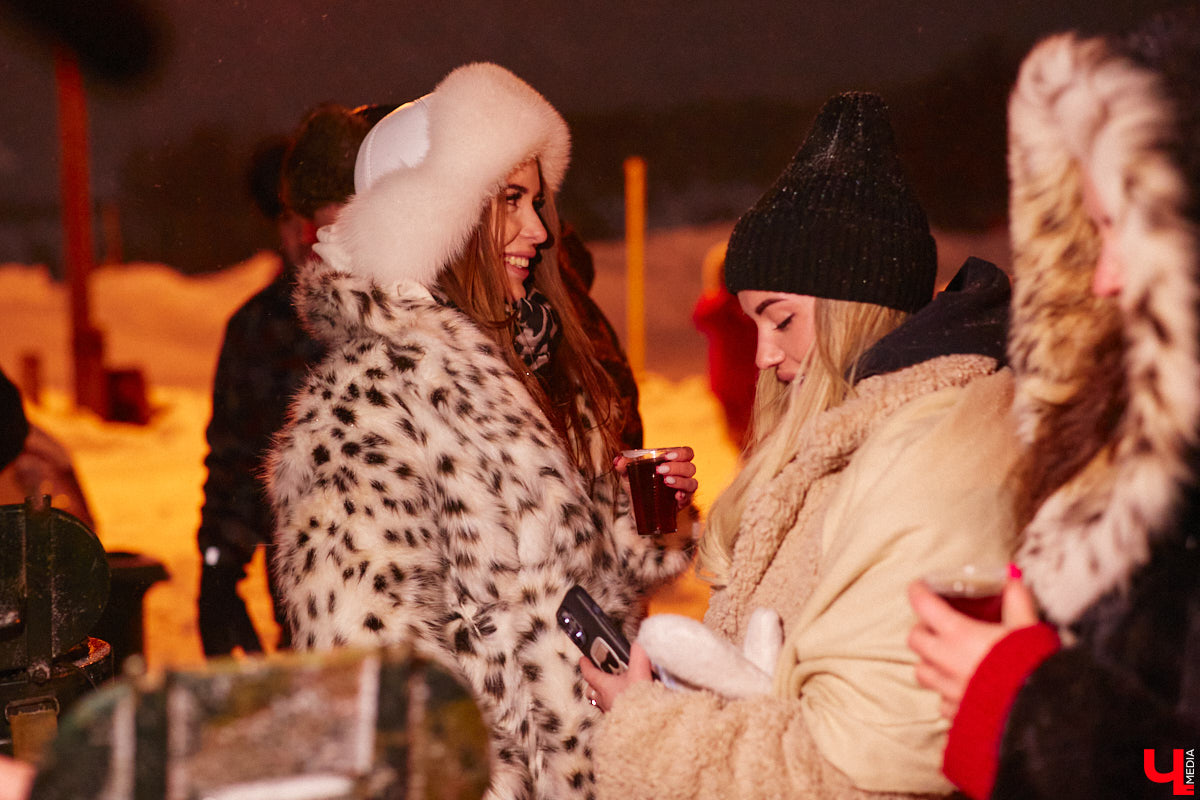 Во Владимирской области в крещенскую ночь к иордани пришли 4700 человек, а окунулись более 3000 из них. И это меньше, чем годом ранее. Всему виной плохая погода. Вчера вечером в регионе разыгралась сильная метель, но даже она не отбила желание у верующих нырнуть в ледяную воду. Смотрите на этих смельчаков в нашем фоторепортаже.