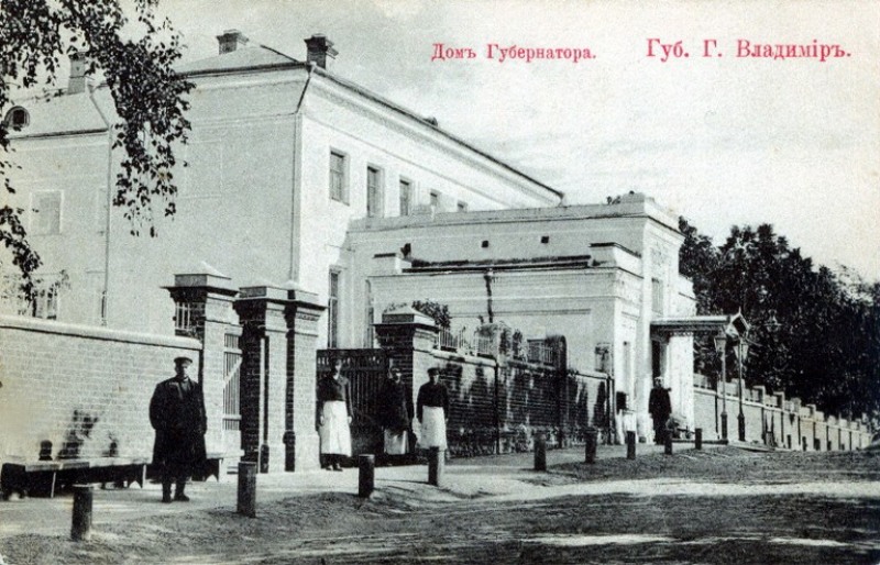 Недалеко от Дмитриевского собора, у восточного выхода из парка «Липки», стоит историческое здание, знакомое владимирцам XIX века как губернаторский дом. Он был построен в 1808 году по проекту губернского архитектора Алексея Никитича Вершинского, известного также по торговым рядам в городе Суздале (1805 год) и колокольне Успенского кафедрального собора во Владимире (1810 год). Новую резиденцию губернатора Ивана Долгорукова возвели на месте, которое в XVIII веке занимал воеводский двор, к тому времени изрядно обветшавший.