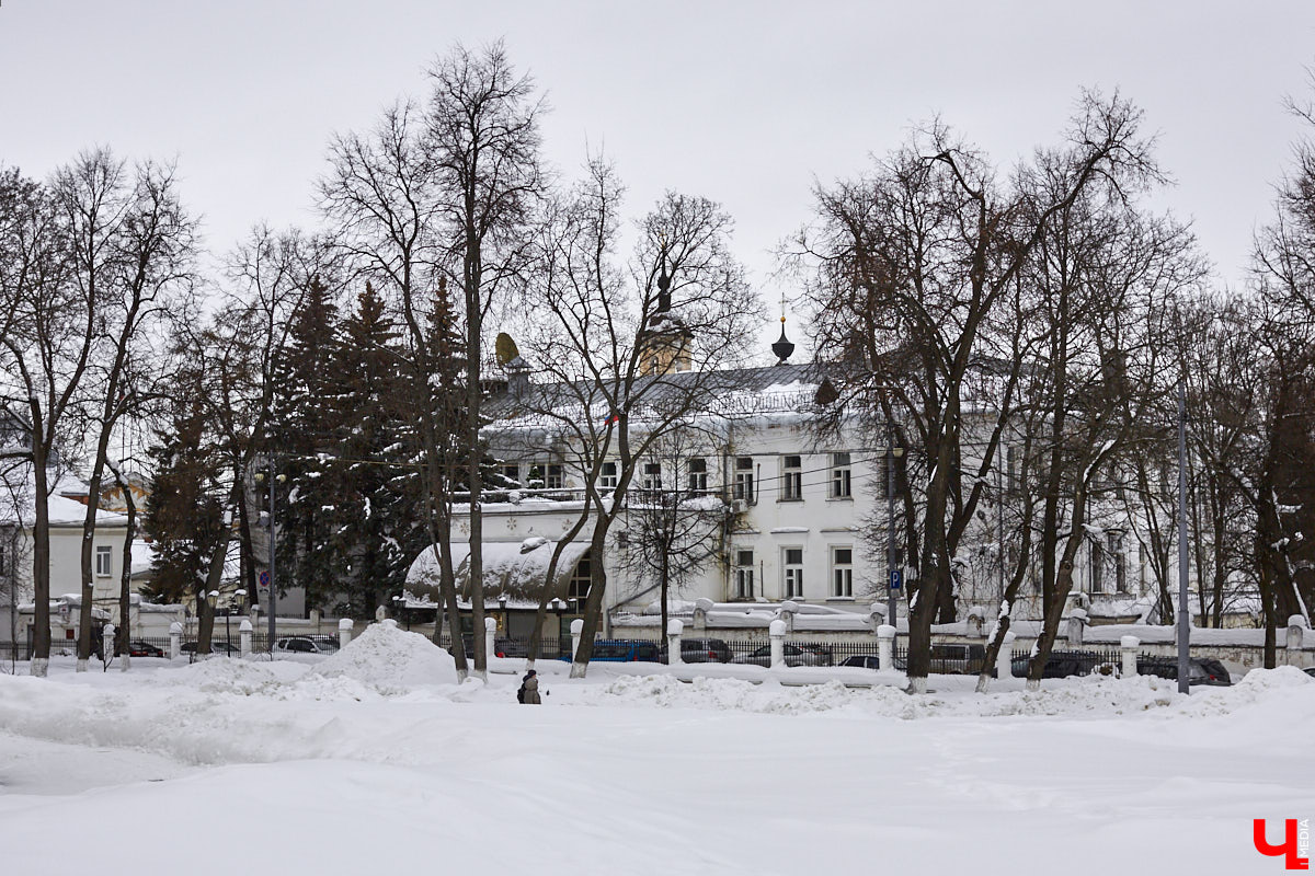 Недалеко от Дмитриевского собора, у восточного выхода из парка «Липки», стоит историческое здание, знакомое владимирцам XIX века как губернаторский дом. Он был построен в 1808 году по проекту губернского архитектора Алексея Никитича Вершинского, известного также по торговым рядам в городе Суздале (1805 год) и колокольне Успенского кафедрального собора во Владимире (1810 год). Новую резиденцию губернатора Ивана Долгорукова возвели на месте, которое в XVIII веке занимал воеводский двор, к тому времени изрядно обветшавший.