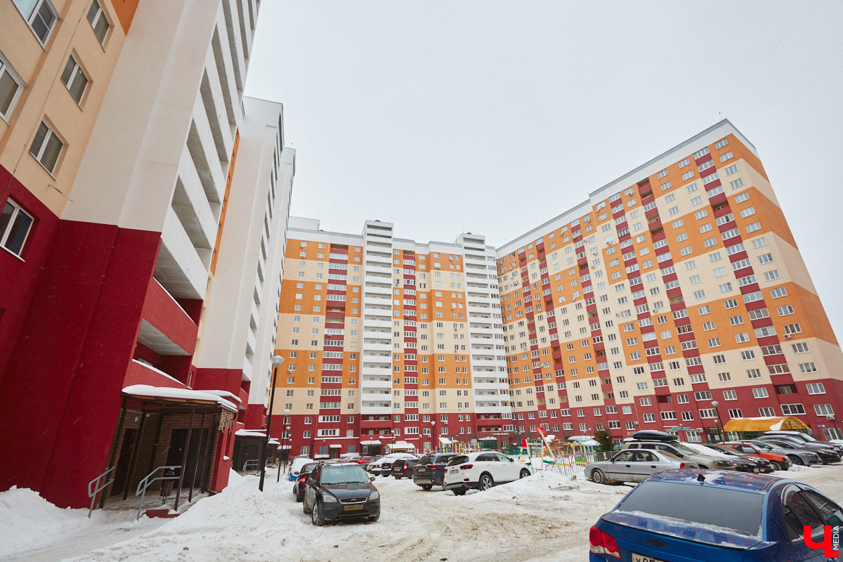 Паблик «История 33 региона в фотографиях», запустивший в прошлом году архитектурную битву городов, на этот раз составил рейтинг самых больших по количеству квартир домов в области. Топ-10 «человейников» возглавила высотка на улице Добросельской. Однако мы вам сегодня покажем не только лидера, но и остальных призеров из Владимира.