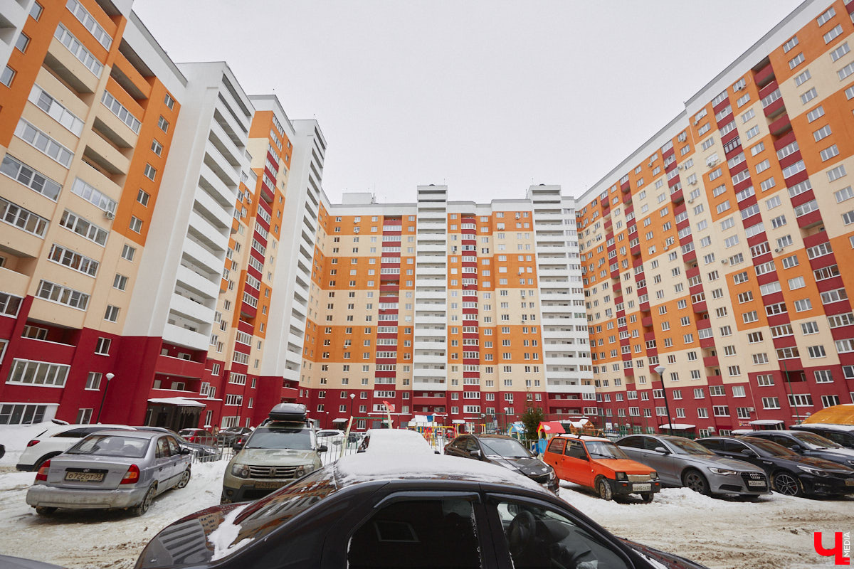 Паблик «История 33 региона в фотографиях», запустивший в прошлом году архитектурную битву городов, на этот раз составил рейтинг самых больших по количеству квартир домов в области. Топ-10 «человейников» возглавила высотка на улице Добросельской. Однако мы вам сегодня покажем не только лидера, но и остальных призеров из Владимира.