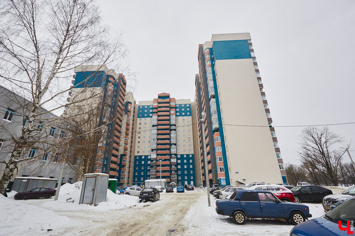 Паблик «История 33 региона в фотографиях», запустивший в прошлом году архитектурную битву городов, на этот раз составил рейтинг самых больших по количеству квартир домов в области. Топ-10 «человейников» возглавила высотка на улице Добросельской. Однако мы вам сегодня покажем не только лидера, но и остальных призеров из Владимира.