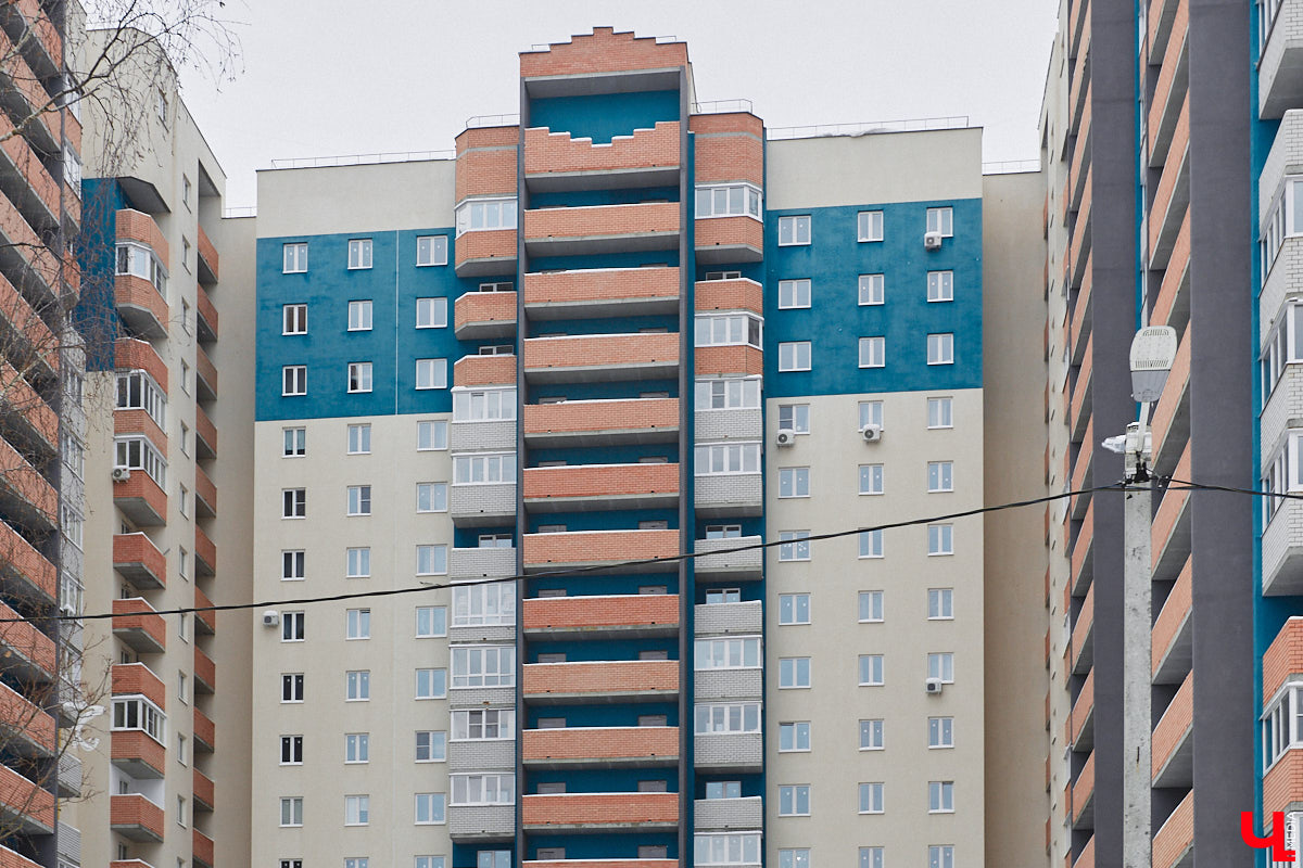 Паблик «История 33 региона в фотографиях», запустивший в прошлом году архитектурную битву городов, на этот раз составил рейтинг самых больших по количеству квартир домов в области. Топ-10 «человейников» возглавила высотка на улице Добросельской. Однако мы вам сегодня покажем не только лидера, но и остальных призеров из Владимира.