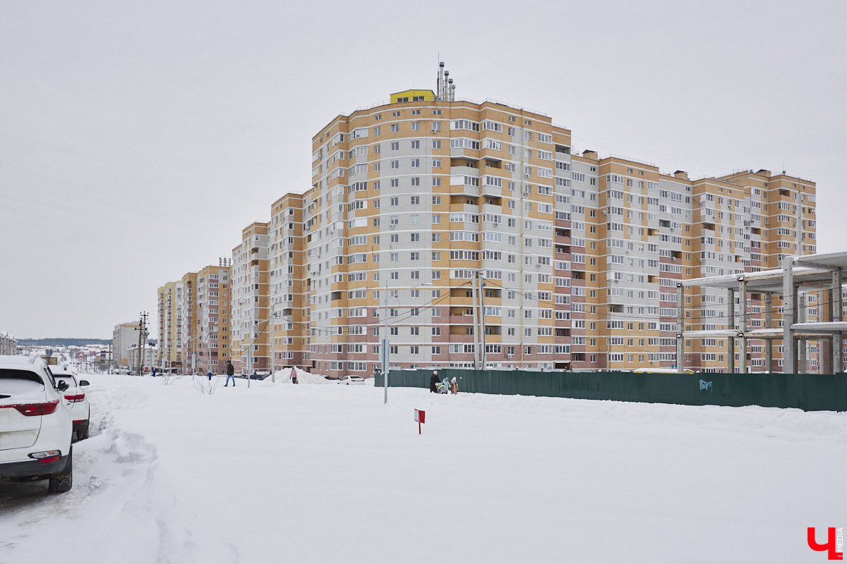 Паблик «История 33 региона в фотографиях», запустивший в прошлом году архитектурную битву городов, на этот раз составил рейтинг самых больших по количеству квартир домов в области. Топ-10 «человейников» возглавила высотка на улице Добросельской. Однако мы вам сегодня покажем не только лидера, но и остальных призеров из Владимира.
