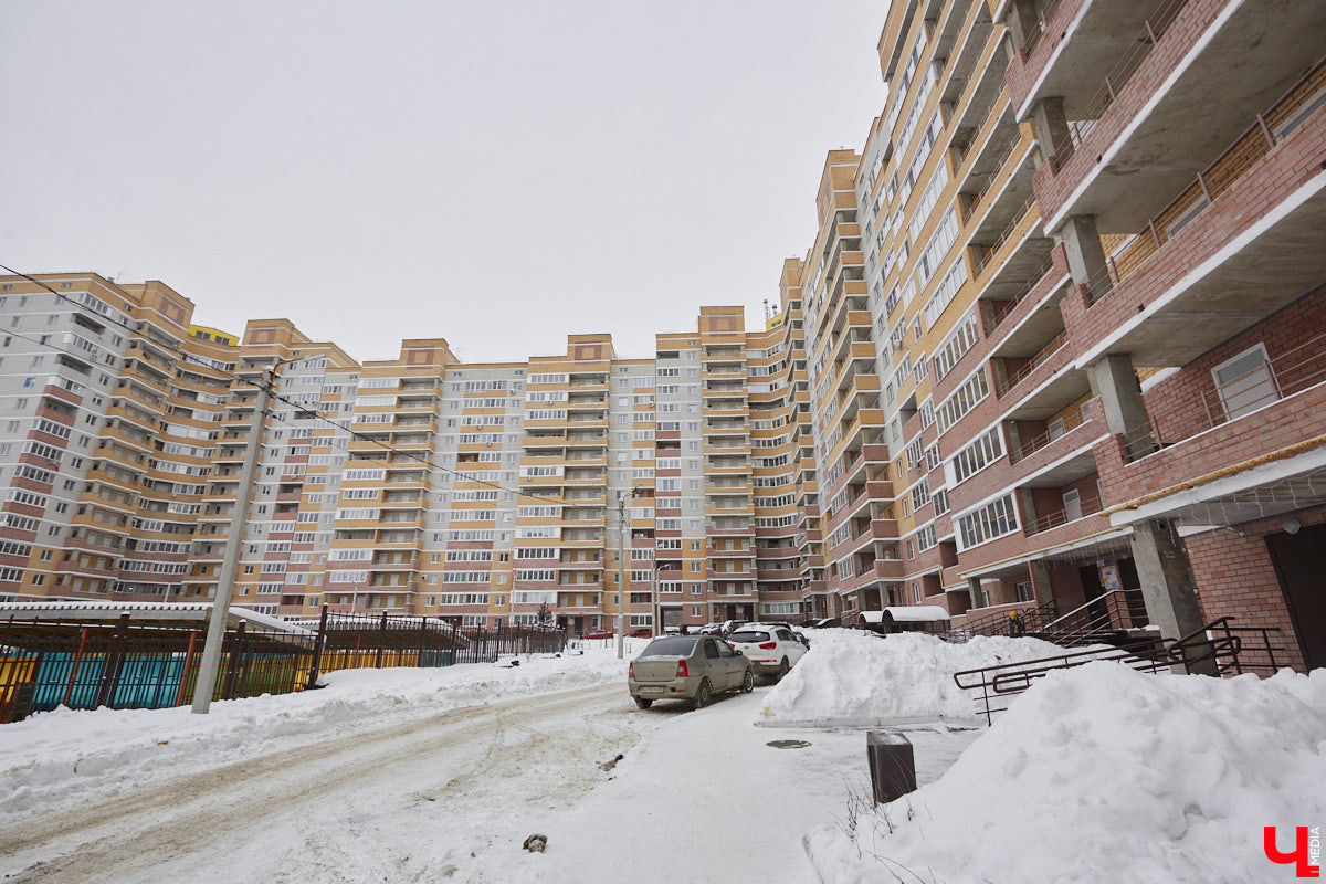 Паблик «История 33 региона в фотографиях», запустивший в прошлом году архитектурную битву городов, на этот раз составил рейтинг самых больших по количеству квартир домов в области. Топ-10 «человейников» возглавила высотка на улице Добросельской. Однако мы вам сегодня покажем не только лидера, но и остальных призеров из Владимира.