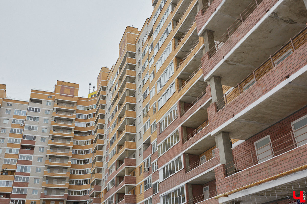 Паблик «История 33 региона в фотографиях», запустивший в прошлом году архитектурную битву городов, на этот раз составил рейтинг самых больших по количеству квартир домов в области. Топ-10 «человейников» возглавила высотка на улице Добросельской. Однако мы вам сегодня покажем не только лидера, но и остальных призеров из Владимира.