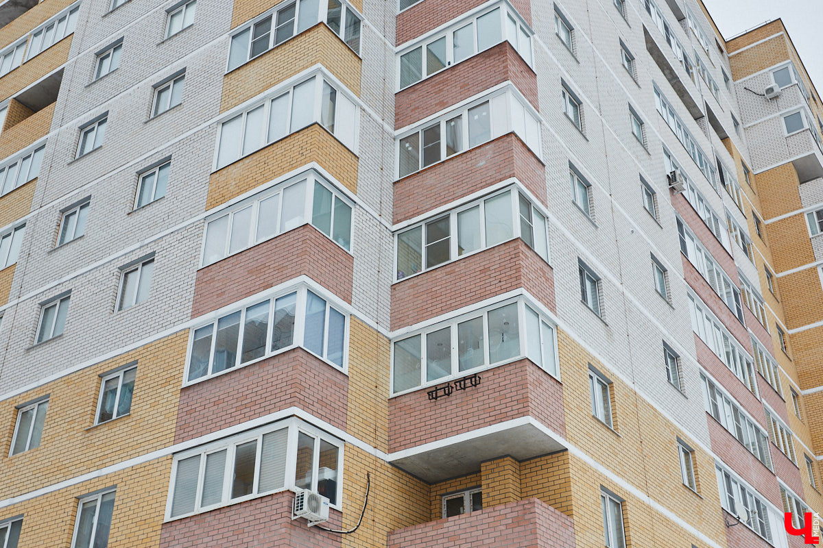 Паблик «История 33 региона в фотографиях», запустивший в прошлом году архитектурную битву городов, на этот раз составил рейтинг самых больших по количеству квартир домов в области. Топ-10 «человейников» возглавила высотка на улице Добросельской. Однако мы вам сегодня покажем не только лидера, но и остальных призеров из Владимира.