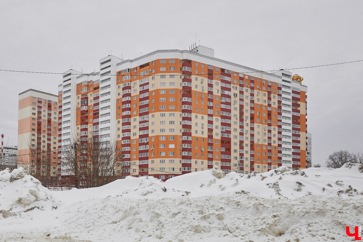 Паблик «История 33 региона в фотографиях», запустивший в прошлом году архитектурную битву городов, на этот раз составил рейтинг самых больших по количеству квартир домов в области. Топ-10 «человейников» возглавила высотка на улице Добросельской. Однако мы вам сегодня покажем не только лидера, но и остальных призеров из Владимира.