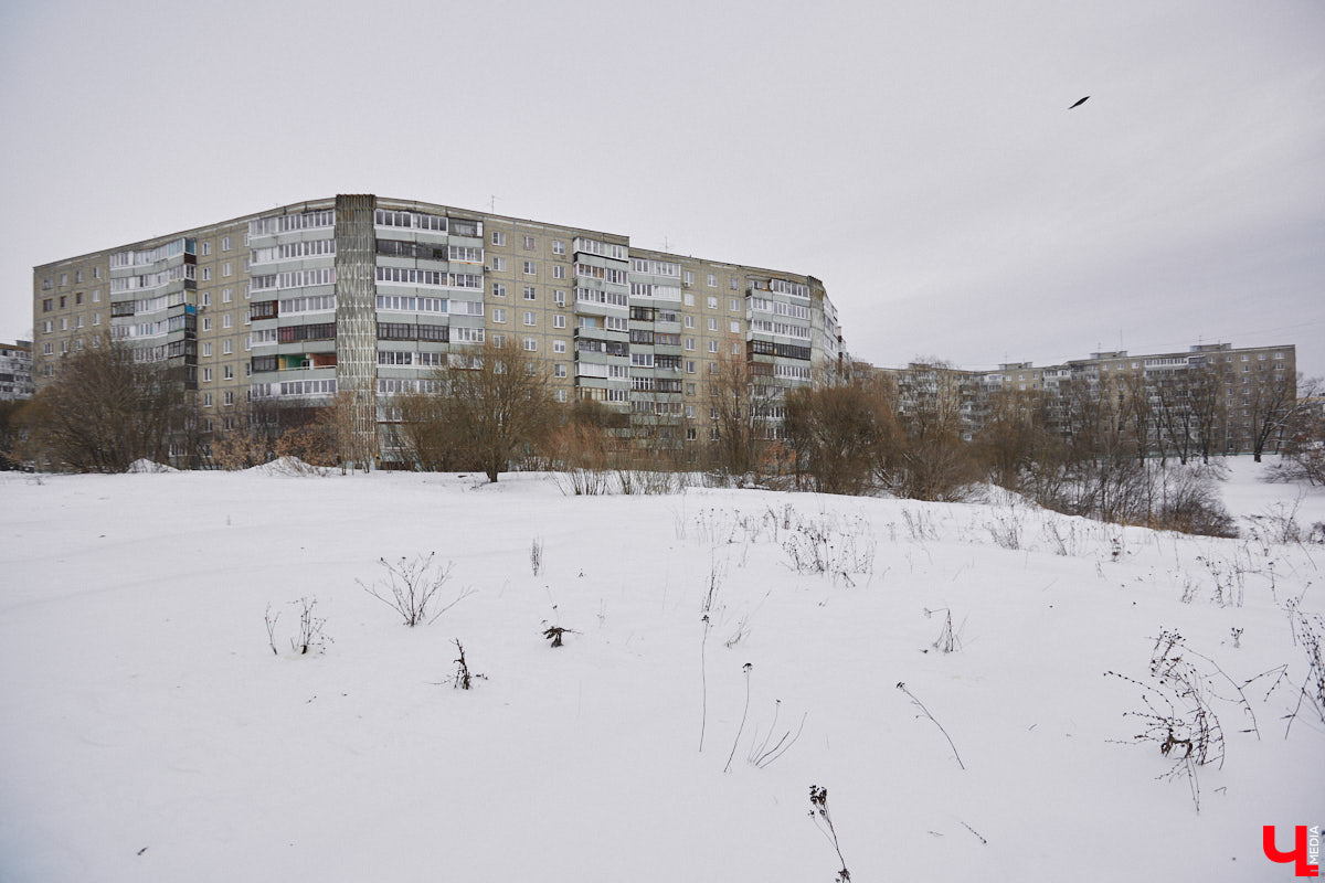 Паблик «История 33 региона в фотографиях», запустивший в прошлом году архитектурную битву городов, на этот раз составил рейтинг самых больших по количеству квартир домов в области. Топ-10 «человейников» возглавила высотка на улице Добросельской. Однако мы вам сегодня покажем не только лидера, но и остальных призеров из Владимира.