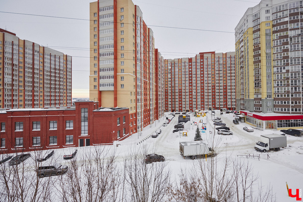 Паблик «История 33 региона в фотографиях», запустивший в прошлом году архитектурную битву городов, на этот раз составил рейтинг самых больших по количеству квартир домов в области. Топ-10 «человейников» возглавила высотка на улице Добросельской. Однако мы вам сегодня покажем не только лидера, но и остальных призеров из Владимира.