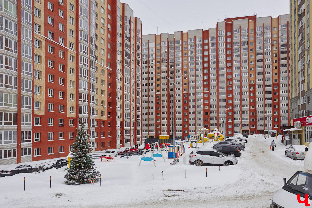 Паблик «История 33 региона в фотографиях», запустивший в прошлом году архитектурную битву городов, на этот раз составил рейтинг самых больших по количеству квартир домов в области. Топ-10 «человейников» возглавила высотка на улице Добросельской. Однако мы вам сегодня покажем не только лидера, но и остальных призеров из Владимира.