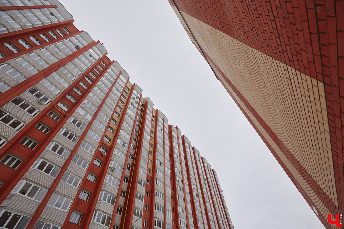 Паблик «История 33 региона в фотографиях», запустивший в прошлом году архитектурную битву городов, на этот раз составил рейтинг самых больших по количеству квартир домов в области. Топ-10 «человейников» возглавила высотка на улице Добросельской. Однако мы вам сегодня покажем не только лидера, но и остальных призеров из Владимира.