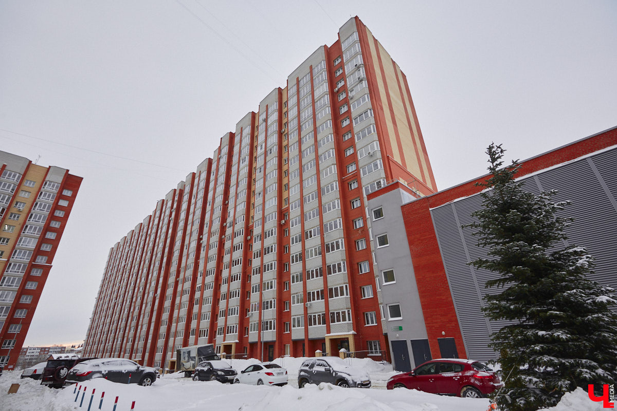 Паблик «История 33 региона в фотографиях», запустивший в прошлом году архитектурную битву городов, на этот раз составил рейтинг самых больших по количеству квартир домов в области. Топ-10 «человейников» возглавила высотка на улице Добросельской. Однако мы вам сегодня покажем не только лидера, но и остальных призеров из Владимира.