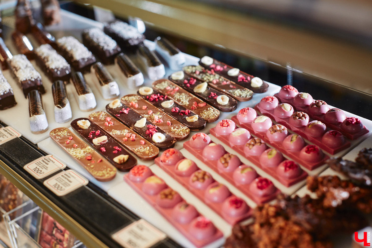 Заглядывая в кондитерскую за изысканным десертом, не ожидаешь увидеть в заведении полноценную кухню и много посадочных мест. Такие решения — разрыв шаблона. И самые амбициозные проекты не боятся удивлять. «Ключ-Медиа» узнал, где во Владимире совместили сладкое с соленым, и сделали это очень качественно.