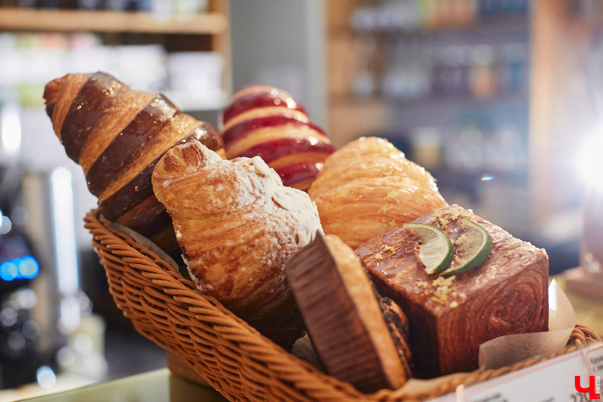 Заглядывая в кондитерскую за изысканным десертом, не ожидаешь увидеть в заведении полноценную кухню и много посадочных мест. Такие решения — разрыв шаблона. И самые амбициозные проекты не боятся удивлять. «Ключ-Медиа» узнал, где во Владимире совместили сладкое с соленым, и сделали это очень качественно.